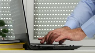 İşadamı eller metin Laptop tuş takımı iç ofis kullanarak kapatın