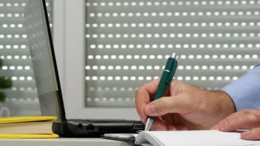 Office yazılı gündem sayfalarında iş adamı elleriyle görünümü Kapat