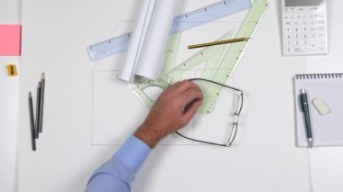 Üstten görünüm mühendis Office istirahat masasında yorgun işadamı ile