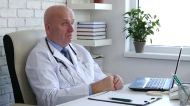 Tıp kabine emin Doktor başparmak yukarıya iyi iş el hareketi yapmak