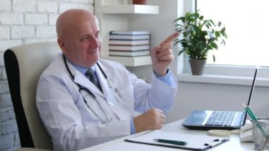 Doktor kabine gülümseme ve parmak ile işaret olun dikkat el hareketi