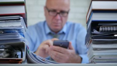 Bulanık görüntü ile işadamı okuma mobil metin ve belgeye yazma