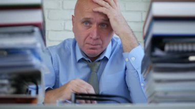 Dosya ve klasörleri için endişeli ve hayal kırıklığına işadamı arıyor sorunlu