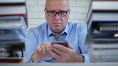 Gözlük metin cep telefonu kullanma Office giyen işadamı