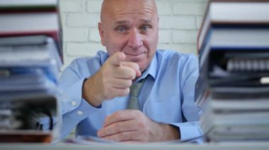 Parmak ve olun çağrısı ile beni işaret işaret işadamı gülümseme