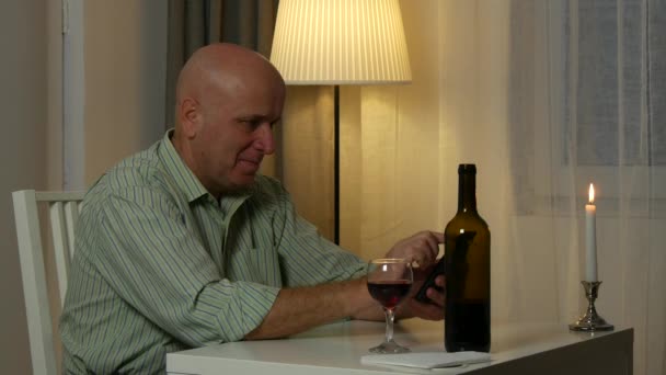 Расслабленный бизнесмен на столе ресторан Улыбка и текст с помощью мобильного телефона — стоковое видео
