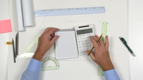 Pohled shora s podnikatelem v místnosti úřadu spočítat pomocí kalkulačky — Stock video