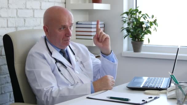 El gabinete médico serio del doctor que señala con el dedo hace el gesto de la mano de la atención — Vídeo de stock