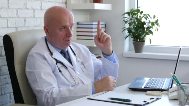 Médico sério Gabinete Médico Apontando com Dedo Faça Atenção Gesto de Mão — Vídeo de Stock