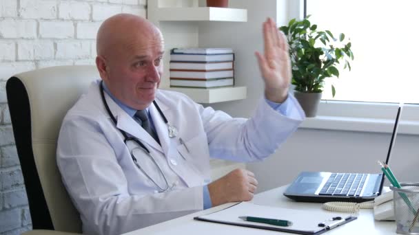 笑みを浮かべて、医療キャビネットの停止手ジェスチャーを作る医師イメージ — ストック動画