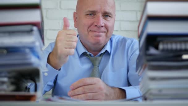 Empresário Sorriso Apontando com o dedo e polegares para cima Faça bom trabalho Gesture — Vídeo de Stock