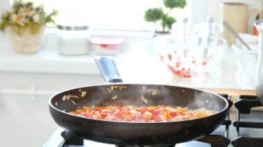 Mutfakta ateş üzerinde pişirme sebze ile pan