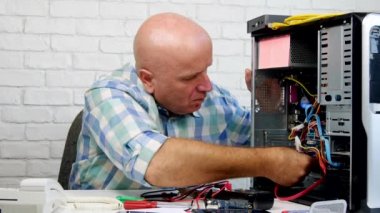 Bir bilgisayar servis bakım işi çalışma teknisyen