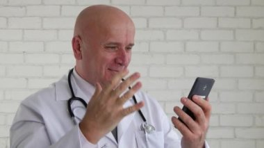 Mutlu Doktor okuma mobil metin zafer el hareketleri yapmak