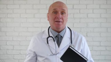 Doktor tıp kabine yazmak gündemi ve bir hasta ile konuşmak
