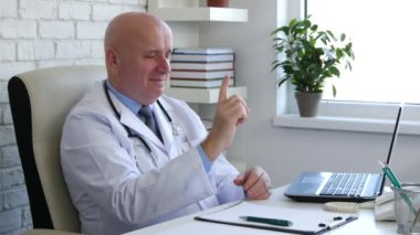 Kendine güvenen Doktor gülümseme ve yapmak Hayır parmak işaret bir uyarı hareketleri