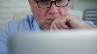 Office odasında bir dizüstü bilgisayar kullanarak çalışma iş adamı giyen gözlük