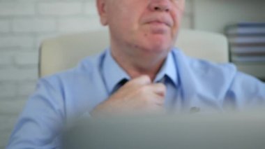 Yorgun ve üzgün işadamı Office odanın içinde çalışma