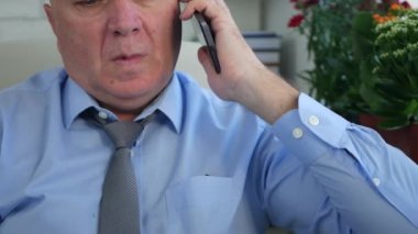 İşadamı Mobile Office odada iş telefon görüşmesi ile