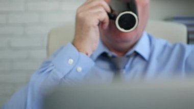 Ofis Oda Kullanım Laptop ve kahve içmek işadamı