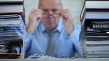 Office finansal belgeler ile çalışan başlayan işadamı bulanık görüntü