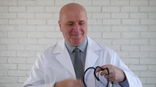 Läkare leende och Start medicinsk konsultation Program för patienter — Stockvideo