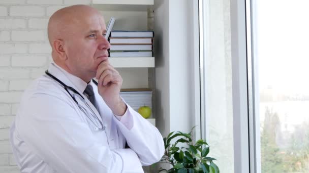 Αναστατωμένος ο γιατρός σκέφτεται προβληματισμένος και απογοητευμένος — Αρχείο Βίντεο