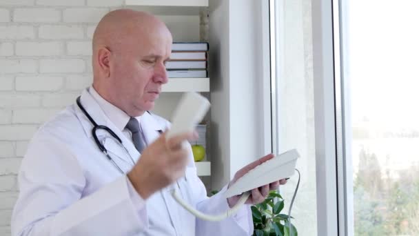 หมอในคณะรัฐมนตรีโรงพยาบาลโทรศัพท์โดยใช้ Landline — วีดีโอสต็อก