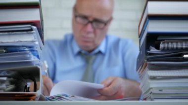 Meşgul işadamı işareti sözleşmeleri Office belgeleriyle çalışma