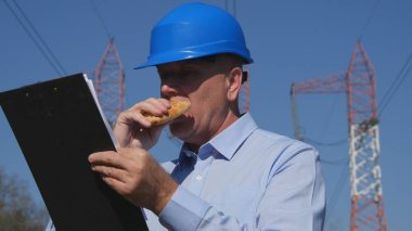 Kahvaltı zaman çalışma mühendis elektrikçi yemek ve gündem okuyun