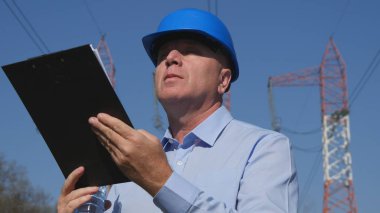Elinde bir pano ile çalışan mühendis görüntü