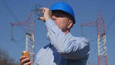 Al kahvaltıda iş Eat bir aperatif ve içecek temiz su mühendisi