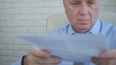 İşadamı görüntü finansal belgeler Office ile çalışma