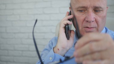 İşadamı görüntü söz Mobile ve gözlük ile oynamak için