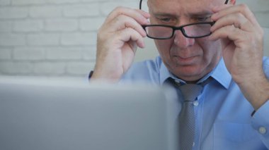 Onun gözlük ve başlamak çalışma ofisinde işadamı koymak