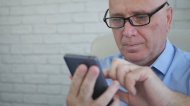 Cep telefonu kullaranarak gözlük metin ile işadamı