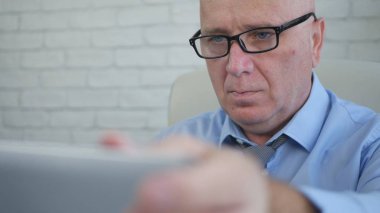 Kendinden emin bir işadamı açılış Laptop ekran görüntüsünü