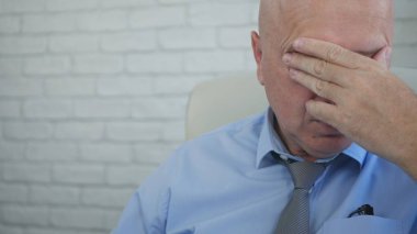 Yorgun ve hayal kırıklığına işadamı görüntü gergin el hareketleri yapmaktan