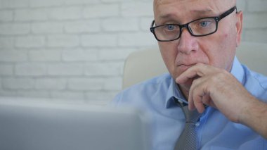 Şaşırmış gibi işadamı mali belgeleri okuma