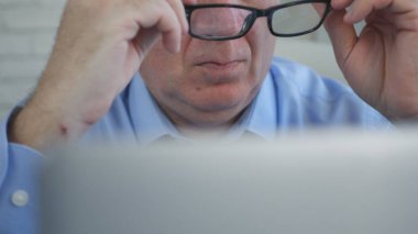 Yöneticisi dizüstü bilgisayar koymak ile onun gözlük çalışmak için hazırlanıyor