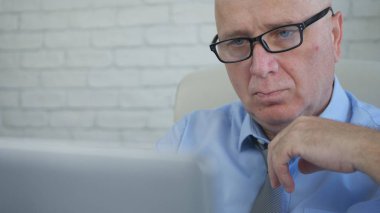 Ciddi iş adamı düşünme ve Online Laptop bilgiler analiz