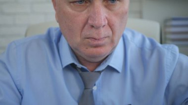 Muhasebe ofisinde çalışan emin işadamı görüntüsü