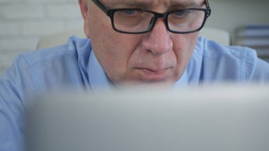 Kendine güvenen işadamı laptop belgeler üzerinde duruldu