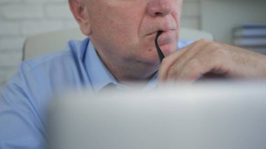 Düşünceli düşünme Office görüntüde işadamı