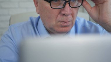 İşadamı okuma çevrimiçi belgeler laptop