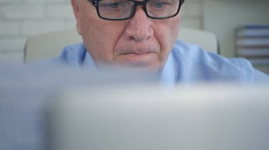 Laptop ile çalışma ve belgeleri okuma işadamı ofis işi