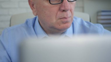 İşadamı ofis iş laptop ile çalışma