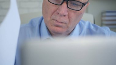 Laptop ile çalışma ve belgeleri okuma işadamı ofis işi