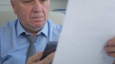 Hayal kırıklığına işadamı Office sözleşmede okuma