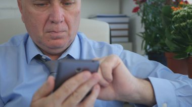 İşadamı mobil kullanarak Office metin